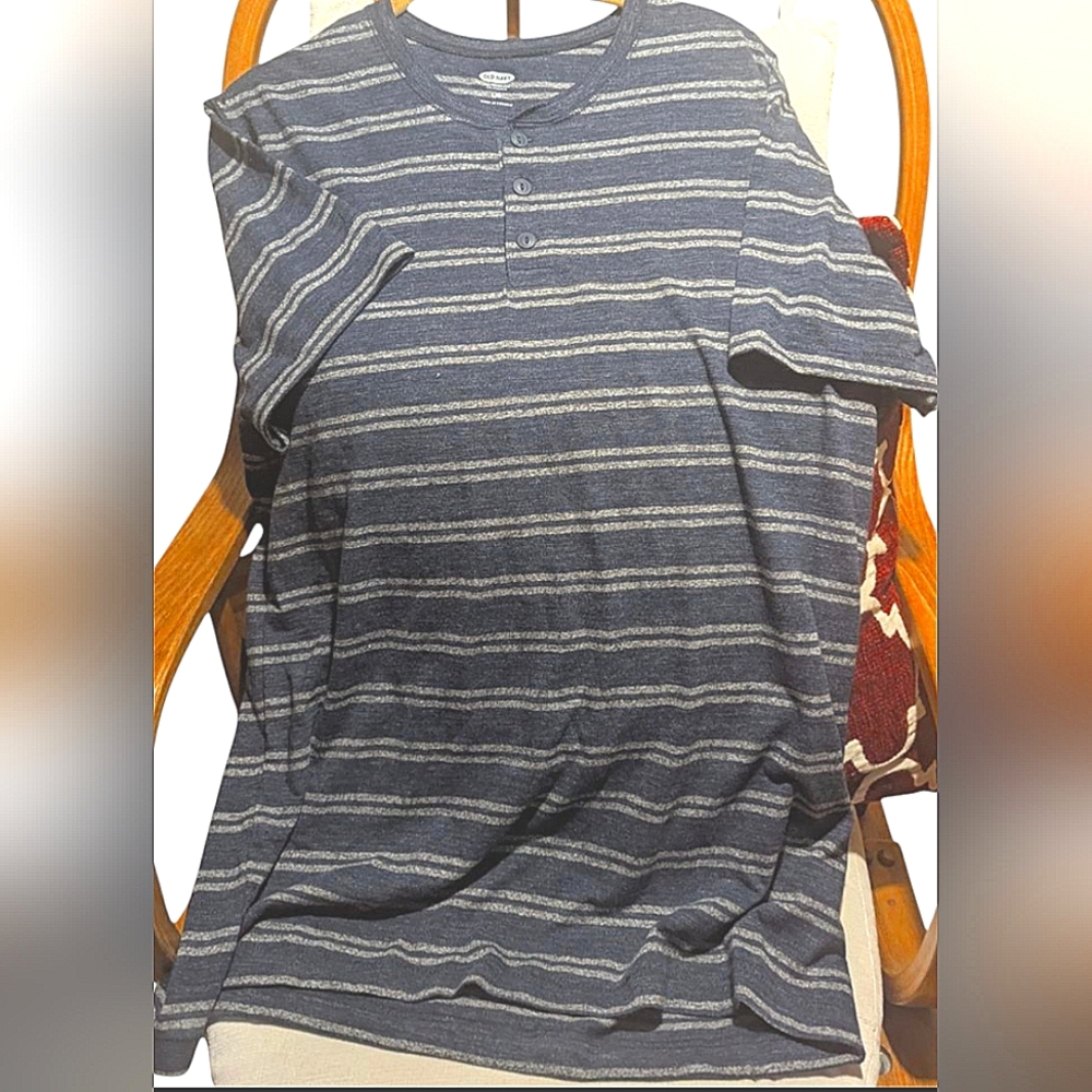 Men's Shirt. Old Navy. Vintage. Comfortable. 60% Cotton. 40% Polyester.